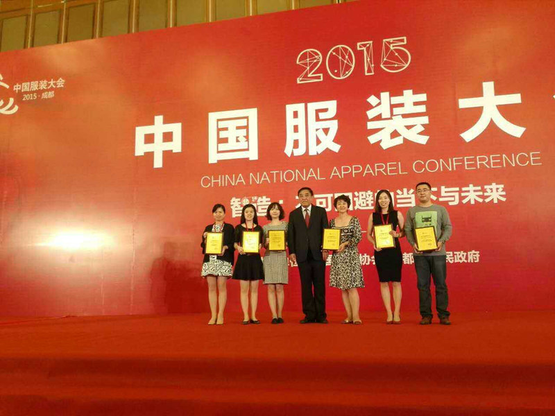 中國紡織工業(yè)聯(lián)合會會長王天凱先生（中）親自向企業(yè)頒發(fā)獎(jiǎng)牌